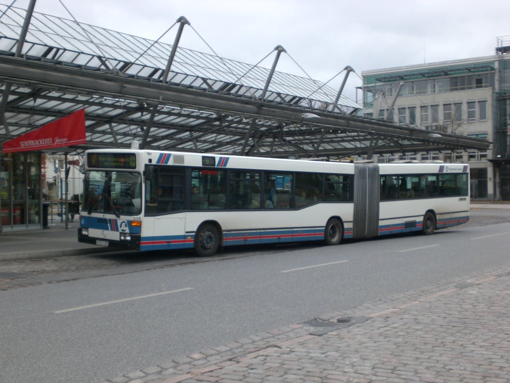 Mercedes-Benz O 405 N (Niederflur-Stadtversion) auf der Linie 6 nach Flughafen Blankensee am ZOB/Hauptbahnhof.
