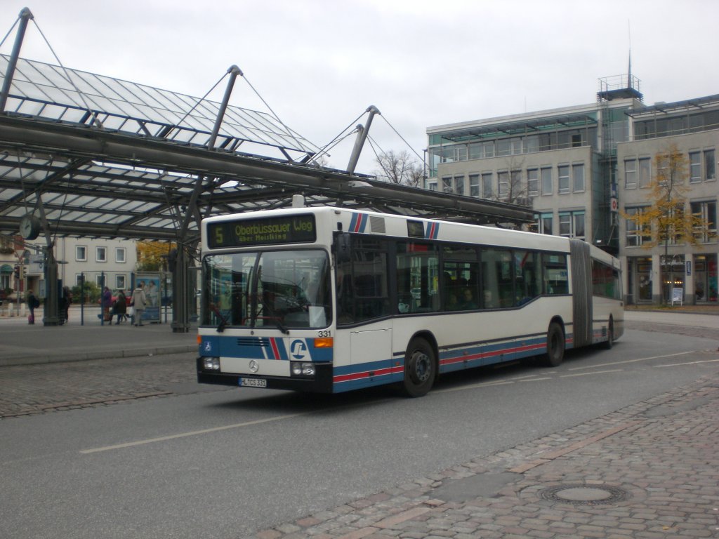 Mercedes-Benz O 405 N (Niederflur-Stadtversion) auf der Linie 5 nach Oberbssauer Weg am ZOB/Hauptbahnhof.
