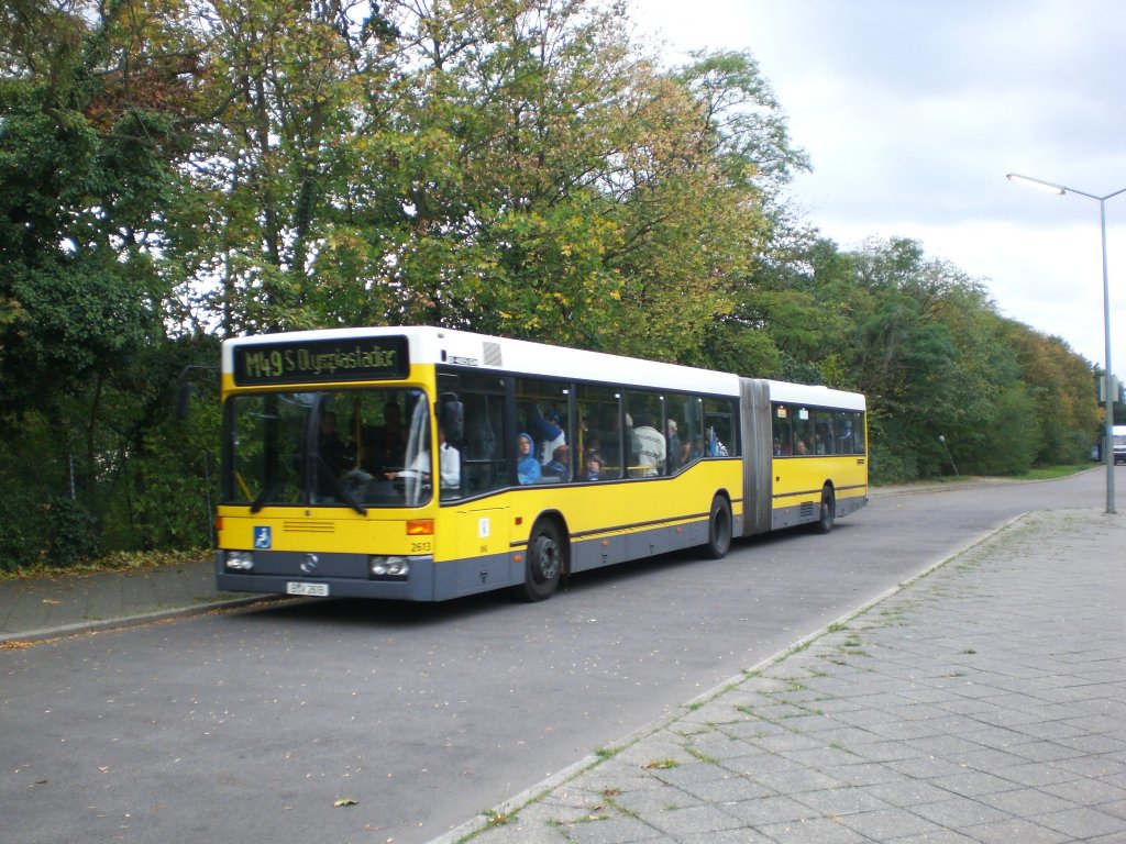 Mercedes-Benz O 405 N (Niederflur-Stadtversion) auf der Linie M49 am S-Bahnhof Olympiastadion.