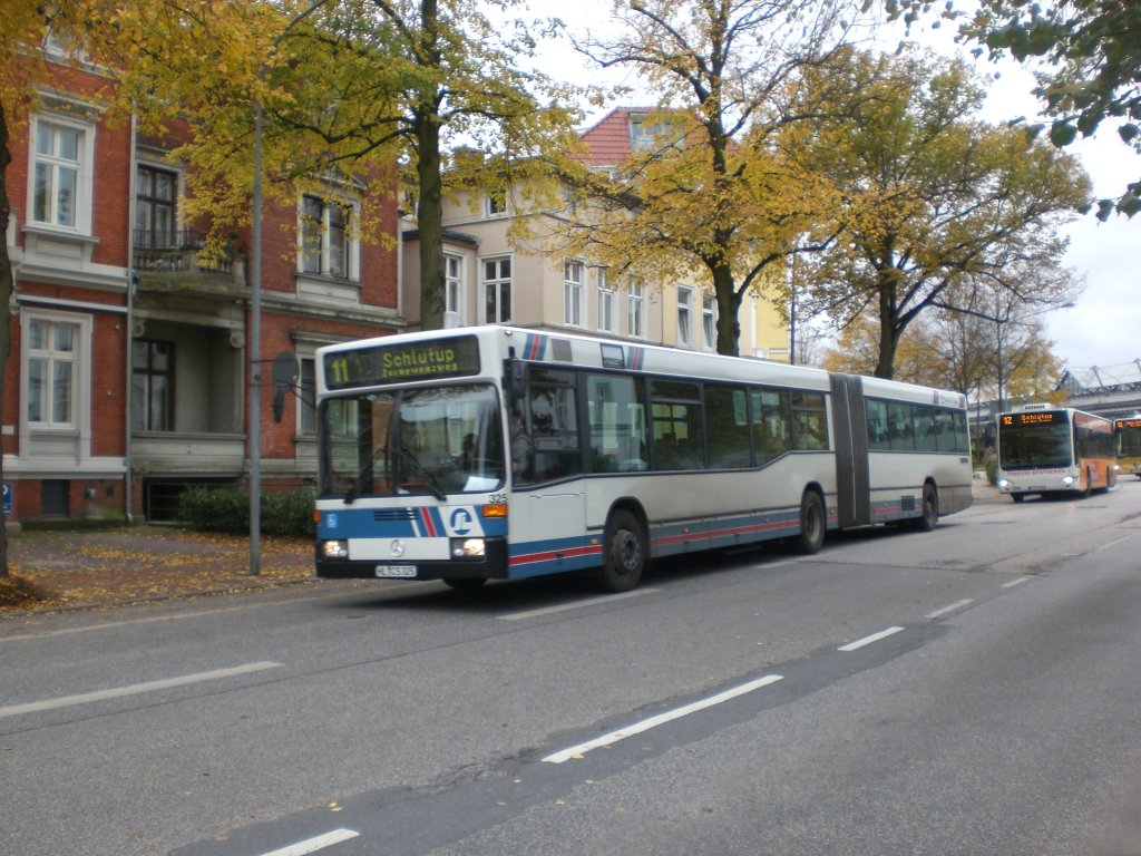 Mercedes-Benz O 405 N (Niederflur-Stadtversion) auf der Linie 11 nach Zarnewenzweg nahe des ZOB/Hauptbahnhof.