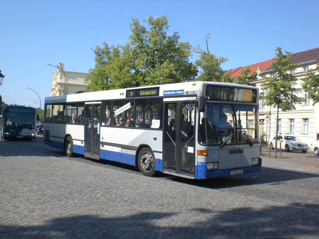 Mercedes-Benz O 405 N (Niederflur-Stadtversion) auf Betriebsfahrt an der Haltestelle Luisenplatz-Sd/Park Sanssouci.