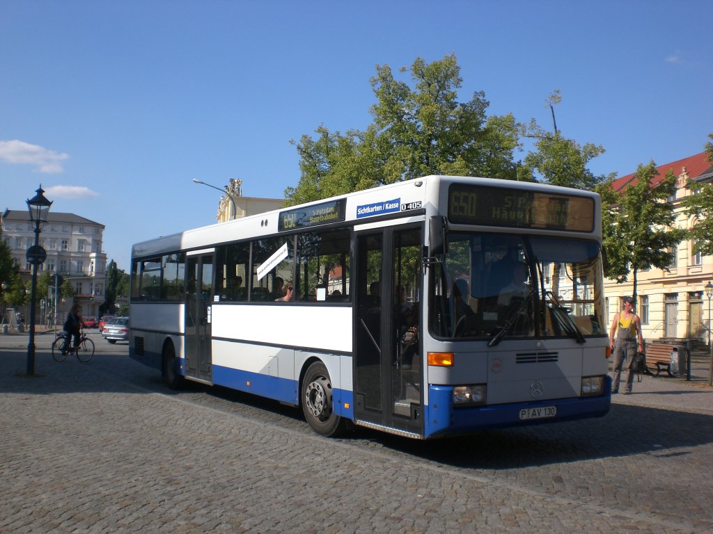 Mercedes-Benz O 405 N (Niederflur-Stadtversion) auf der Linie 650 nach Hauptbahnhof an der Haltestelle Luisenplatz-Sd/Park Sanssouci.