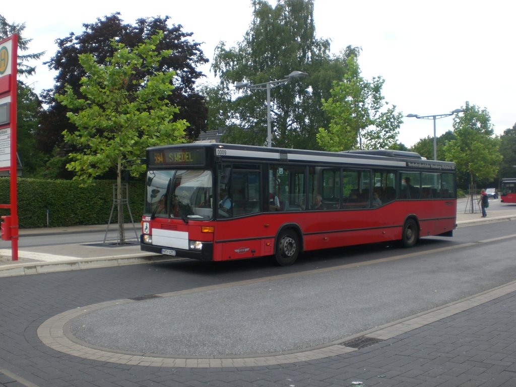 Mercedes-Benz O 405 N (Niederflur-Stadtversion) auf der Linie 594 nach S-Bahnhof Wedel am Bahnhof Quickborn.