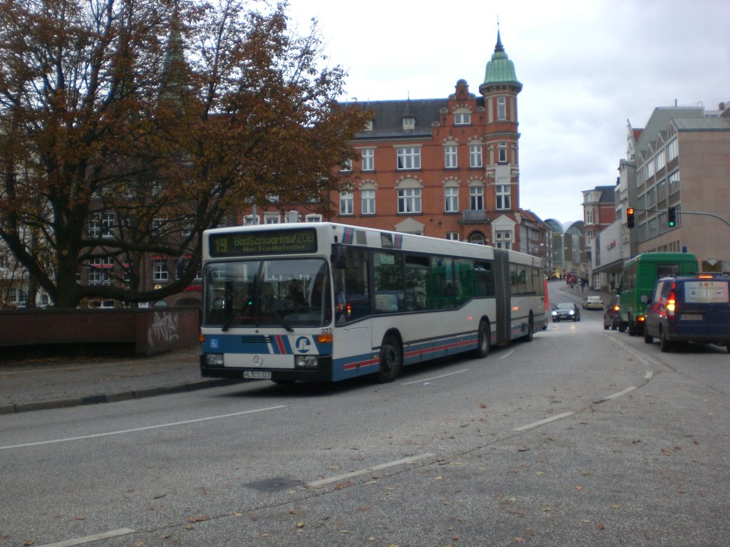 Mercedes-Benz O 405 N (Niederflur-Stadtversion) auf der Linie 19 nach Bad Schwartau/ZOB an der Haltestelle Holstentorplatz.