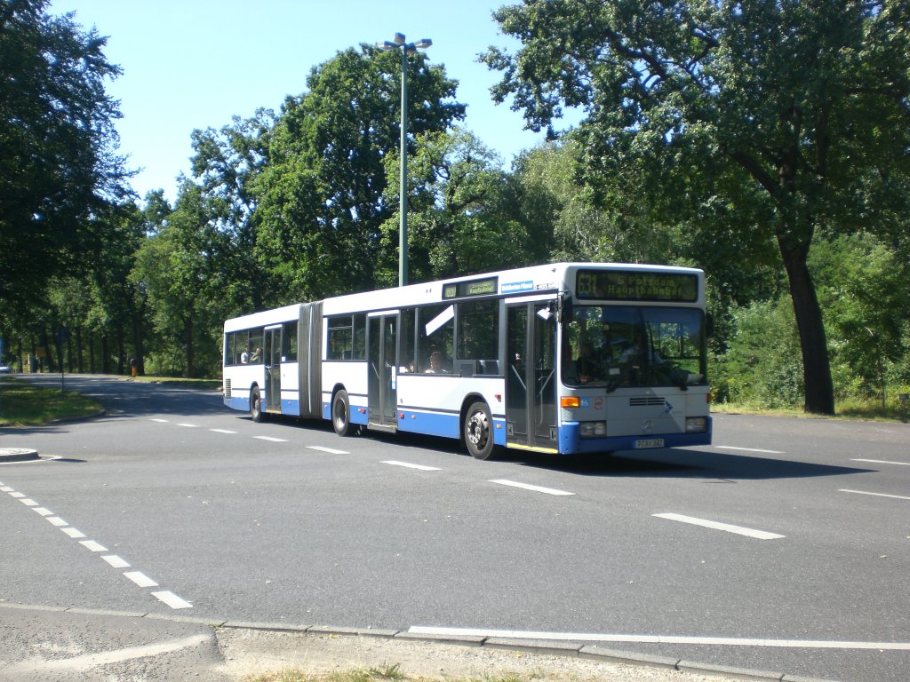 Mercedes-Benz O 405 N (Niederflur-Stadtversion) auf der Linie 631 nach Potsdam Hauptbahnhof an der Haltestelle Zum Bahnhof Pirschheide.