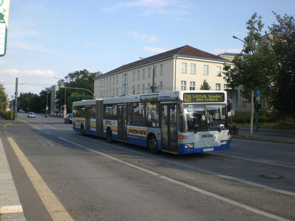 Mercedes-Benz O 405 N (Niederflur-Stadtversion) auf der Linie 639 nach S+U Bahnhof Rathaus Spandau am Hauptbahnhof. 