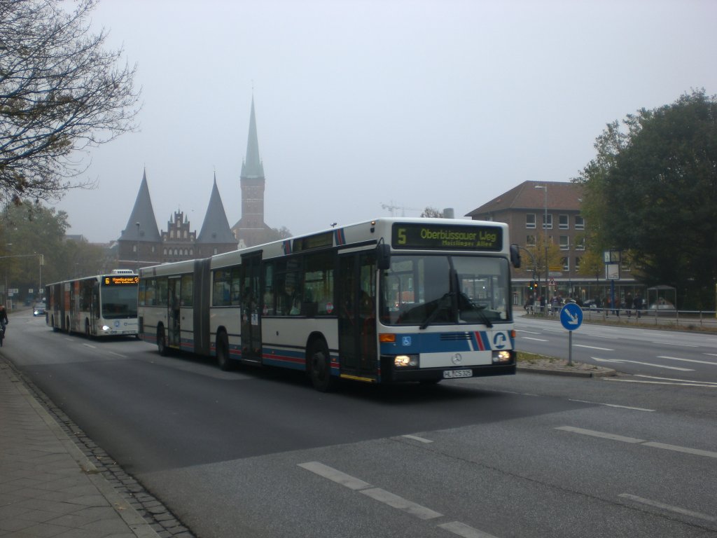 Mercedes-Benz O 405 N (Niederflur-Stadtversion) auf der Linie 5 nach Oberbssauer Weg nahe der Haltestelle Holstentorplatz.
