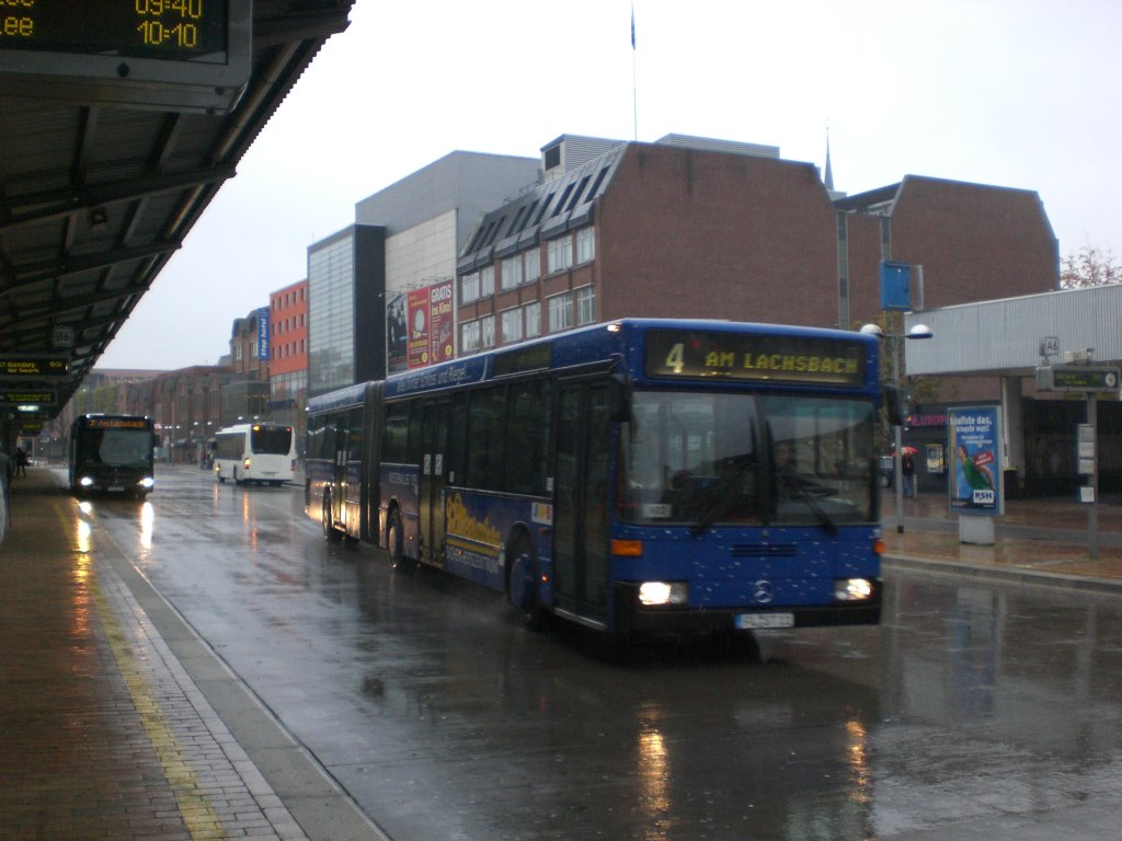 Mercedes-Benz O 405 N (Niederflur-Stadtversion) auf der Linie 4 nach Am Lachsbach am ZOB.