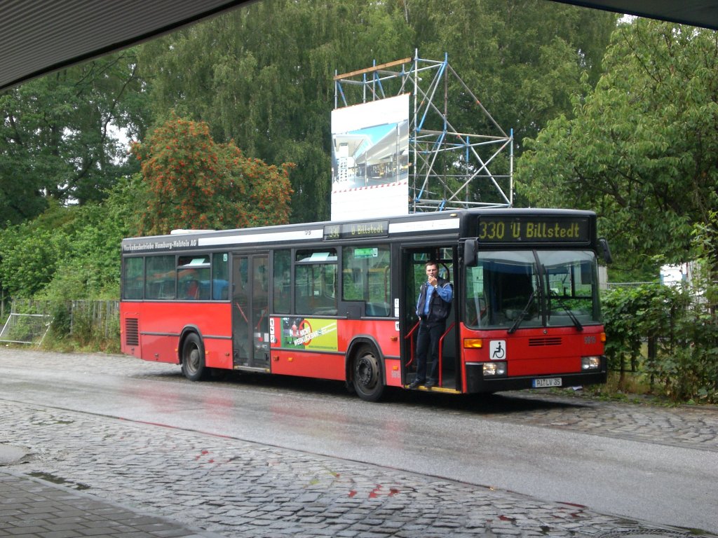 Mercedes-Benz O 405 N (Niederflur-Stadtversion) auf der Linie 330 am U-Bahnhof Billstedt.