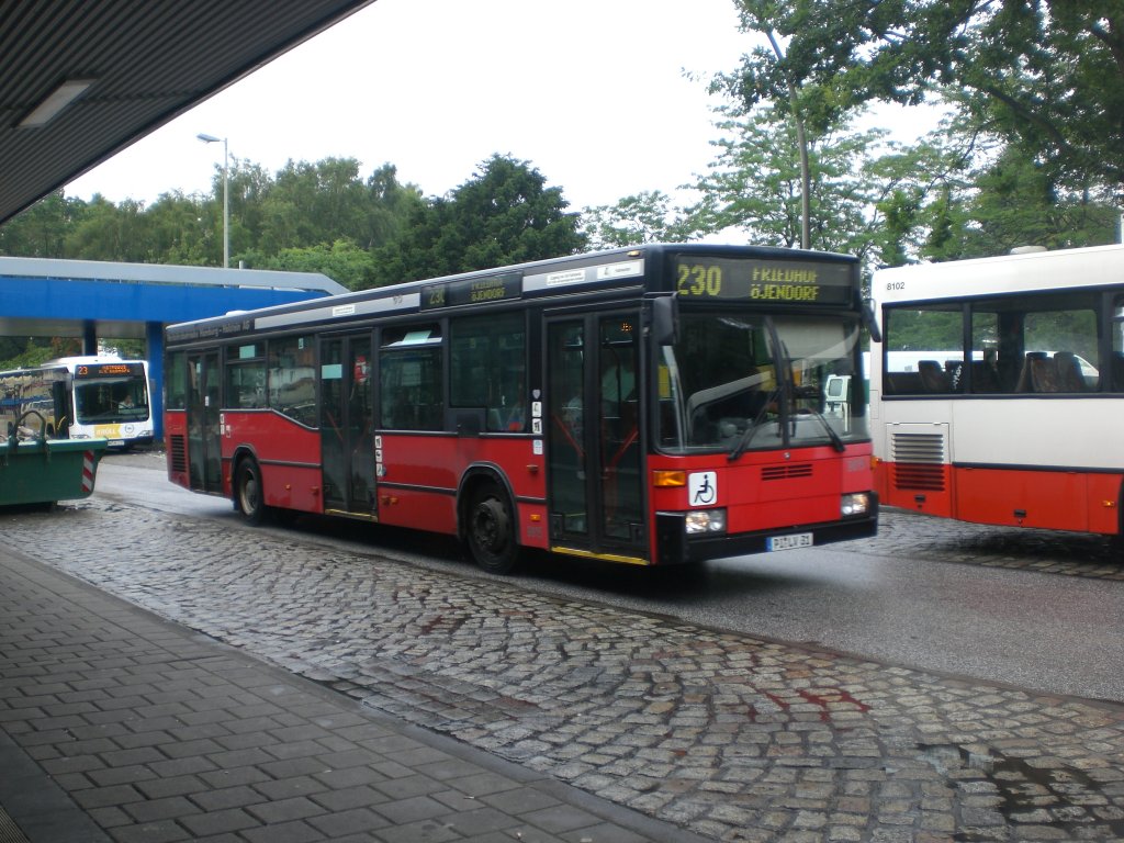Mercedes-Benz O 405 N (Niederflur-Stadtversion) auf der Linie 230 nach Friedhof jendorf am U-Bahnhof Billstedt.