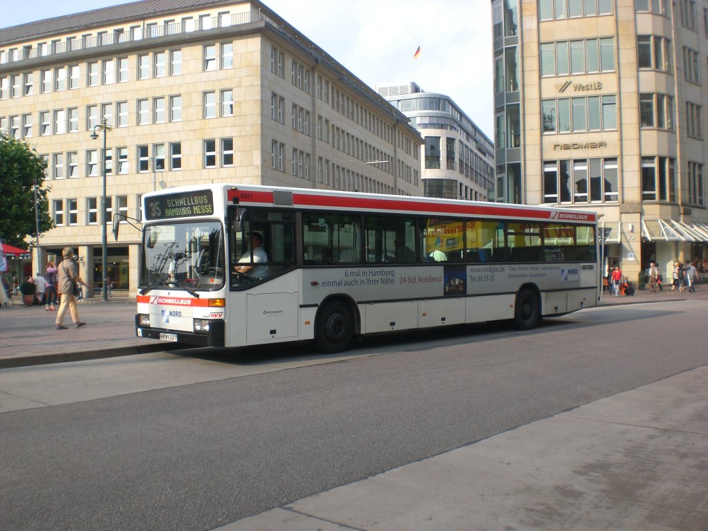 Mercedes-Benz O 405 N (Niederflur-Stadtversion) auf der Linie 35 nach Hamburg Messe an der Haltestelle Rathausmarkt.
