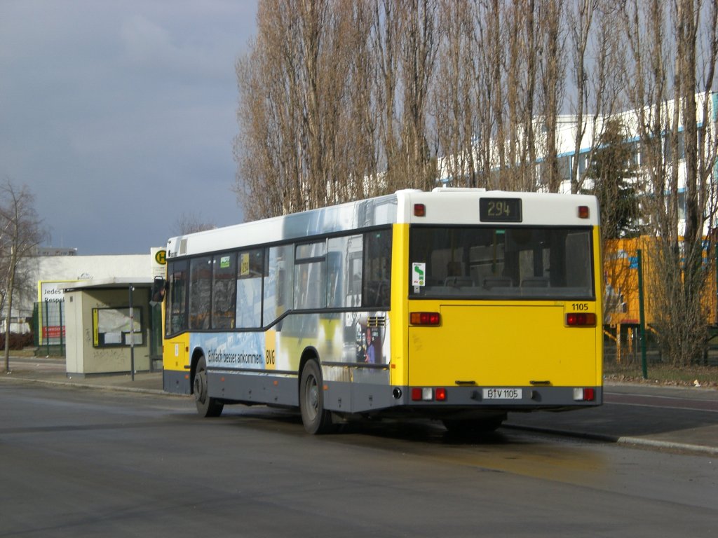 Mercedes-Benz O 405 N (Niederflur-Stadtversion) auf der Linie 294 nach Falkenberg an der Haltestelle Hohenschnhausen Marzahner Strae.