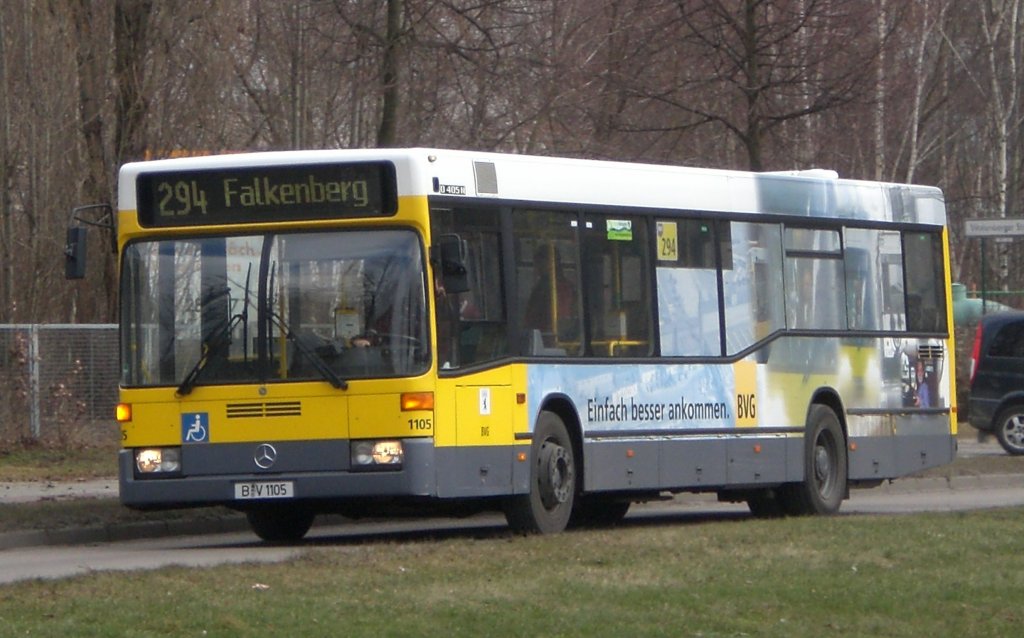 Mercedes-Benz O 405 N (Niederflur-Stadtversion) auf der Linie 294 nach Falkenberg an der Haltestelle Lichtenberg Rhinstrae/Grtnerstrae.