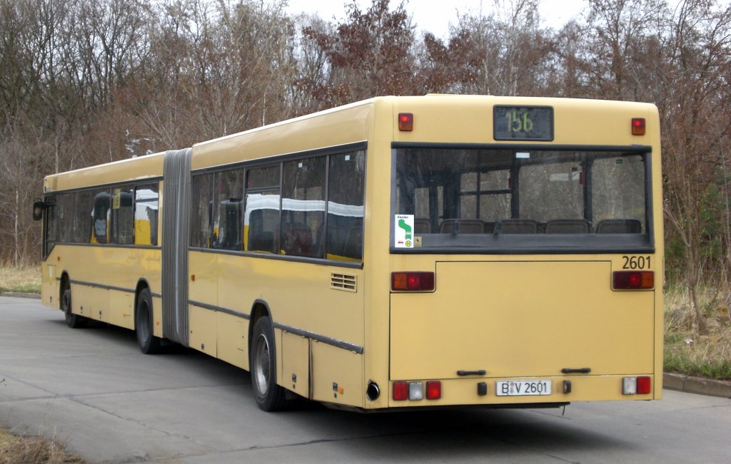 Mercedes-Benz O 405 N (Niederflur-Stadtversion) auf der Linie 156 an der Haltestelle Weiensee Stadion Buschallee/Hansastrae.