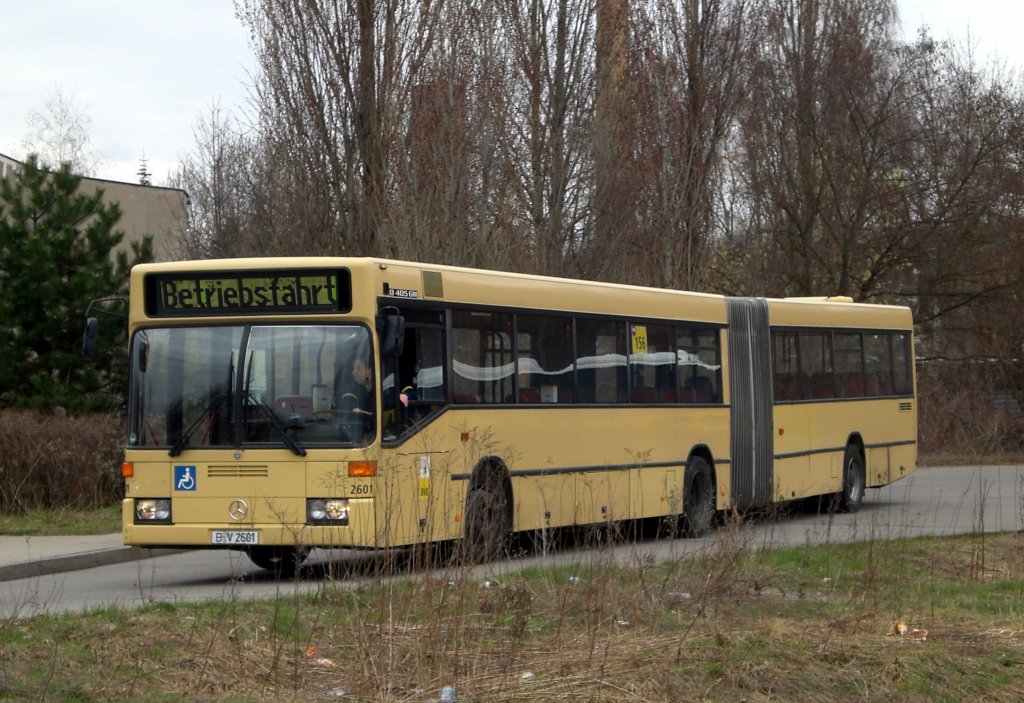 Mercedes-Benz O 405 N (Niederflur-Stadtversion) auf Betriebsfahrt an der Haltestelle Weiensee Stadion Buschallee/Hansastrae.