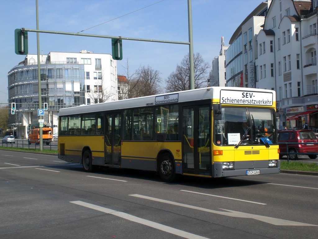 Mercedes-Benz O 405 N (Niederflur-Stadtversion) als SEV fr die S-Bahnlinie 25 zwischen S-Bahnhof Hennigsdorf und S-Bahnhof Wilhemsruh am U-Bahnhof Alt-Tegel.