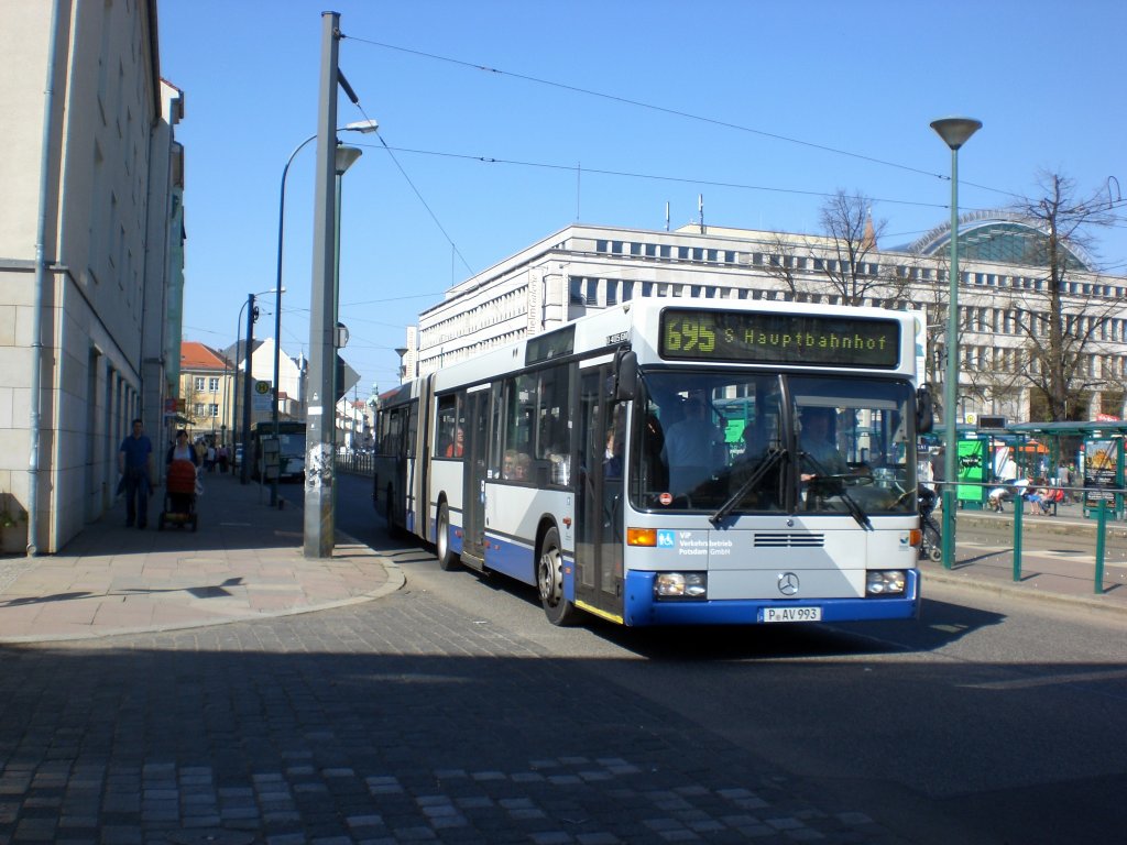 Mercedes-Benz O 405 N (Niederflur-Stadtversion) auf der Linie 695 nach Hauptbahnhof an der Haltestelle Platz der Einheit/West.