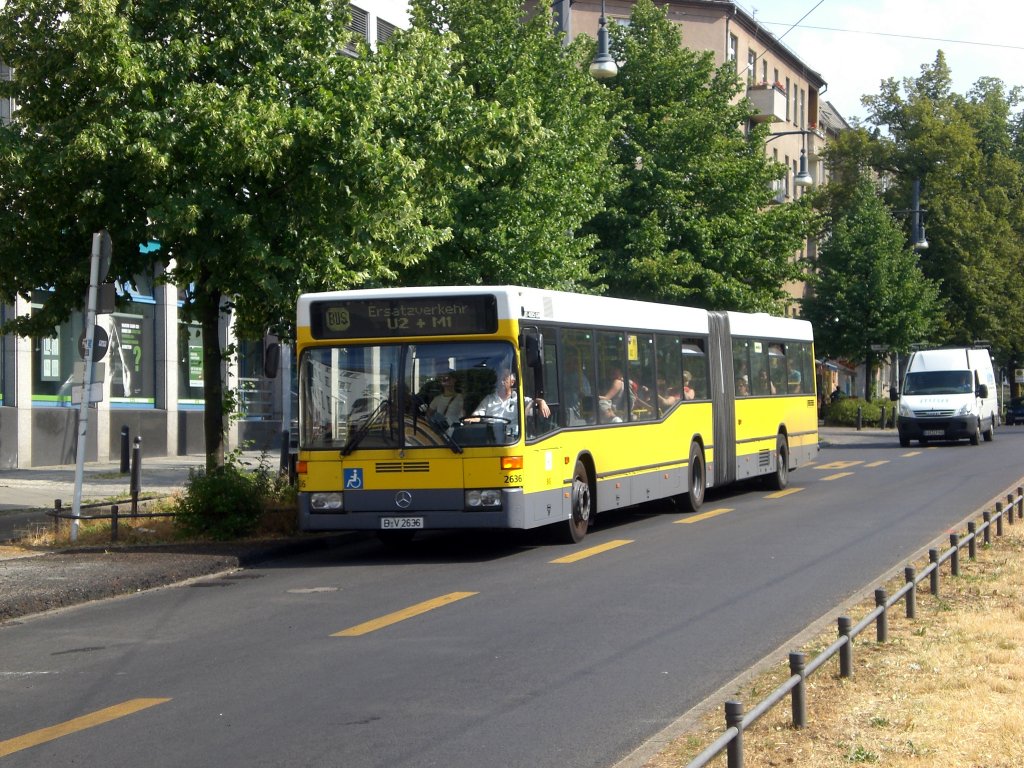 Mercedes-Benz O 405 N (Niederflur-Stadtversion) als SEV fr die U-Bahnlinie 2 zwischen S+U Bahnhof Pankow und U-Bahnhof Senefelder Platz.