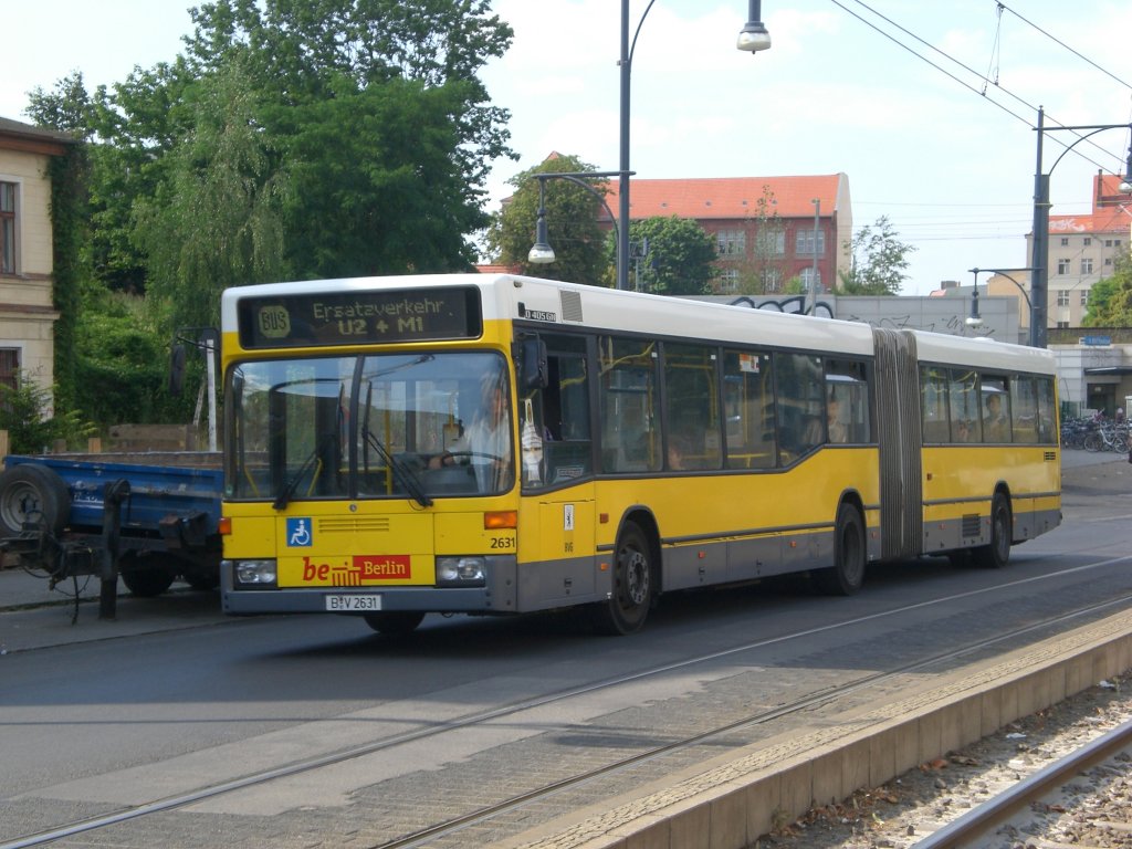 Mercedes-Benz O 405 N (Niederflur-Stadtversion) als SEV fr die U-Bahnlinie 2 zwischen S+U Bahnhof Pankow und U-Bahnhof Senefelder Platz.