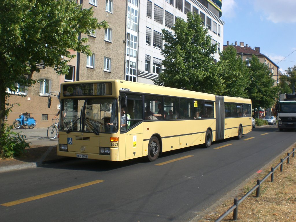 Mercedes-Benz O 405 N (Niederflur-Stadtversion) als SEV fr die U-Bahnlinie 2 zwischen S+U Bahnhof Pankow und U-Bahnhof Senefelder Platz.