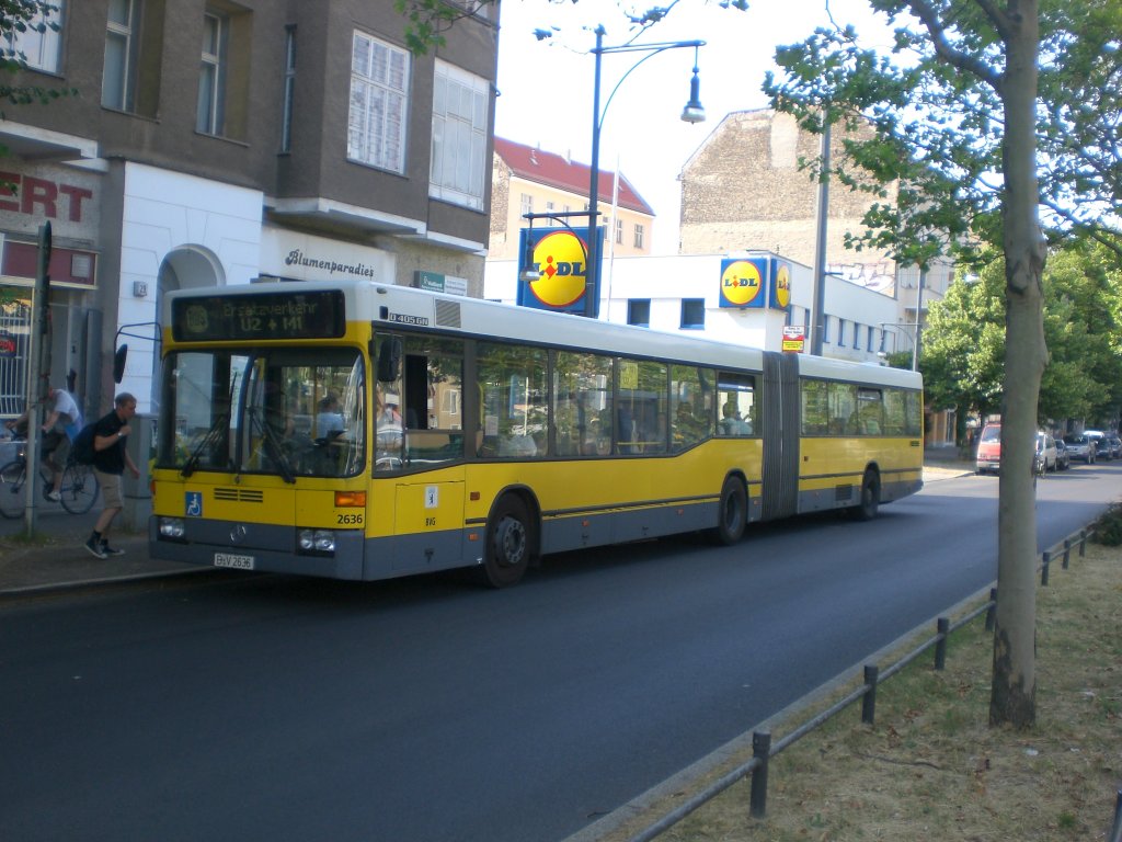 Mercedes-Benz O 405 N (Niederflur-Stadtversion) als SEV fr die U-Bahnlinie 2 zwischen S+U Bahnhof Pankow und U-Bahnhof Senefelder Platz an der Haltestelle Pankow Masurenstrae.