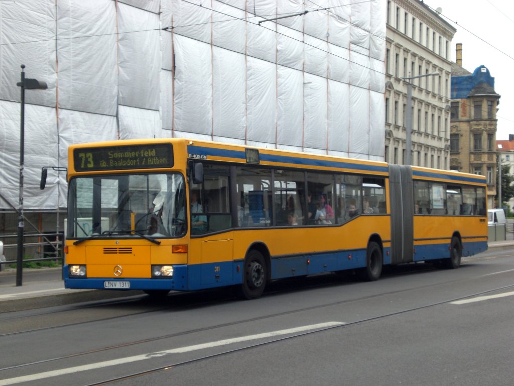 Mercedes-Benz O 405 N (Niederflur-Stadtversion) auf der Linie 73 nach Sommerfeld an der Haltestelle Breite Strae.