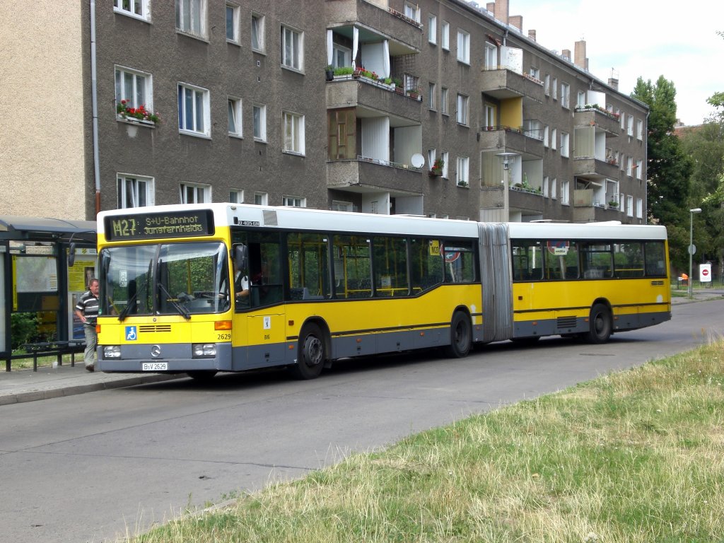 Mercedes-Benz O 405 N (Niederflur-Stadtversion) auf der Linie M27 nach S+U Bahnhof Jungfernheide an der Haltestelle Pankow Hadlichstrae.