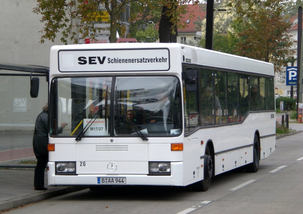 Mercedes-Benz O 405 N (Niederflur-Stadtversion) als SEV fr die Straenbahnlinie M17 zwischen Hohenschnhausen Hauptstrae/Rhinstrae und Lichtennerg Allee der Kosmonauten/Rhinstrae.