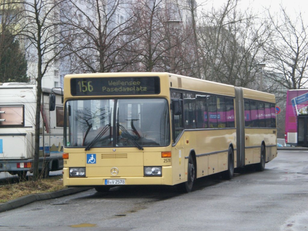 Mercedes-Benz O 405 N (Niederflur-Stadtversion) auf der Linie 156 nach Weiensee Pasedagplatz an der Haltestelle Prenzlauer Berg Michelangelostrae.