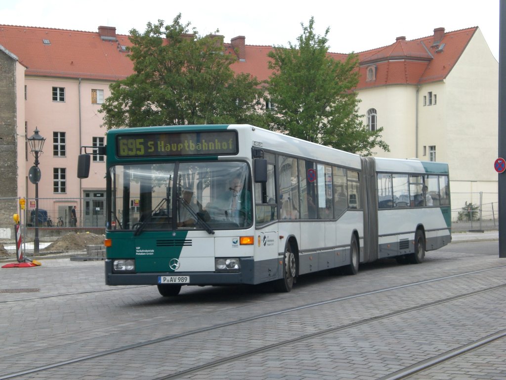 Mercedes-Benz O 405 N (Niederflur-Stadtversion) auf der Linie 695 nach Hauptbahnhof an der Haltestelle Alter Markt.

