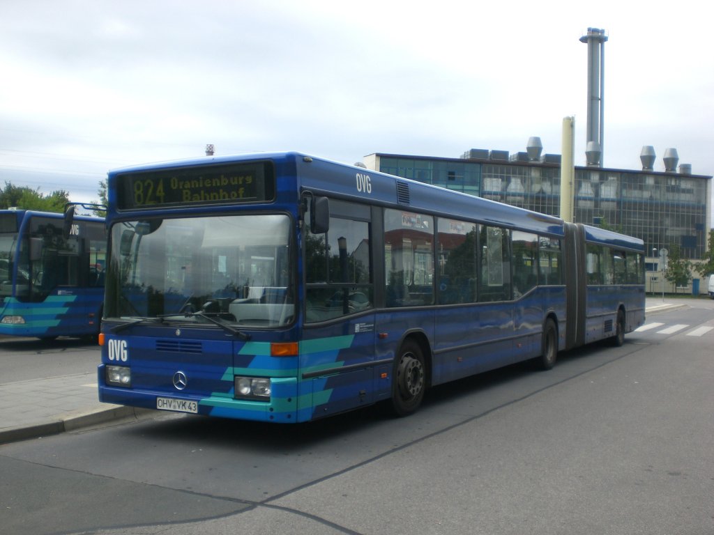 Mercedes-Benz O 405 N (Niederflur-Stadtversion) auf der Linie 824 nach S-Bahnhof Oranienburg am S-Bahnhof Hennigsdorf.(15.7.2011)