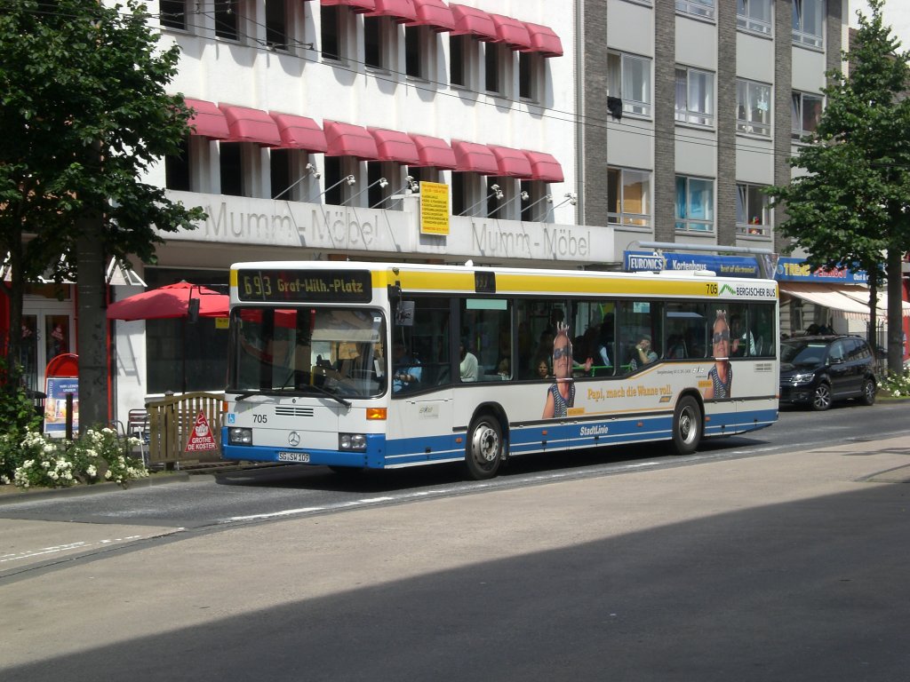 Mercedes-Benz O 405 N (Niederflur-Stadtversion) auf der Linie 693 nach Solingen Graf-Wilhem-Platz an der Haltestelle Solingen Mhlenplatz.(4.7.2012)
 
