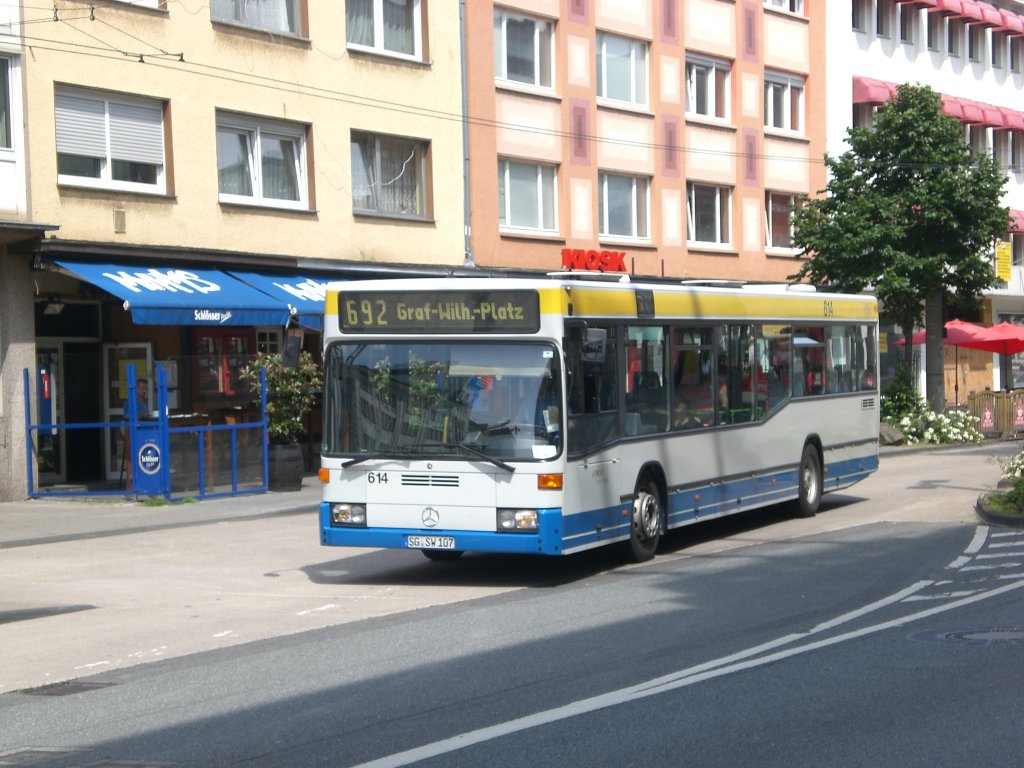 Mercedes-Benz O 405 N (Niederflur-Stadtversion) auf der Linie 692 nach Solingen Graf-Wilhem-Platz an der Haltestelle Solingen Mhlenplatz.(4.7.2012)
 
