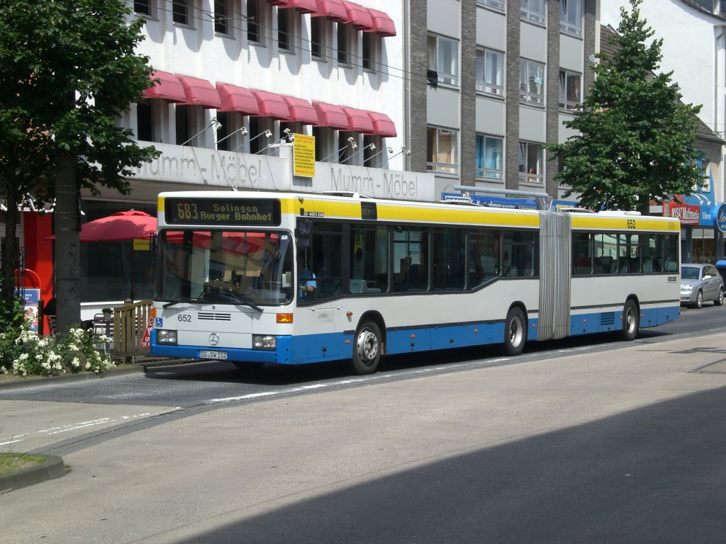 Mercedes-Benz O 405 N (Niederflur-Stadtversion) auf der Linie 683 nach Solingen Burger Bahnhof an der Haltestelle Solingen Mhlenplatz.(4.7.2012)
 

