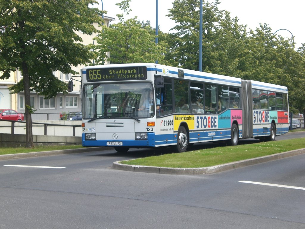 Mercedes-Benz O 405 N (Niederflur-Stadtversion) auf der Linie 655 nach Remscheid Stadtpark am Hauptbahnhof Remscheid.(4.7.2012)
 
