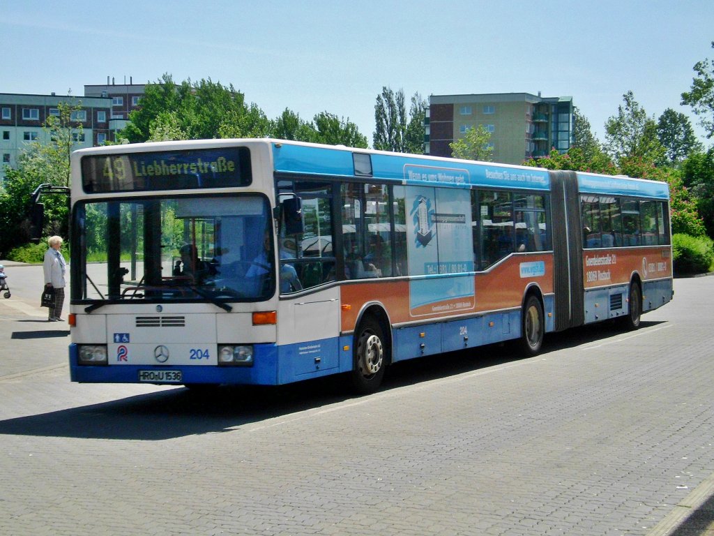 Mercedes-Benz O 405 N (Niederflur-Stadtversion) auf der Linie 49 nach Rostock-Seehafen Liebherrstrae an der Haltestelle Rostock-Dierkow Dierkower Kreuz.(3.6.2013) 