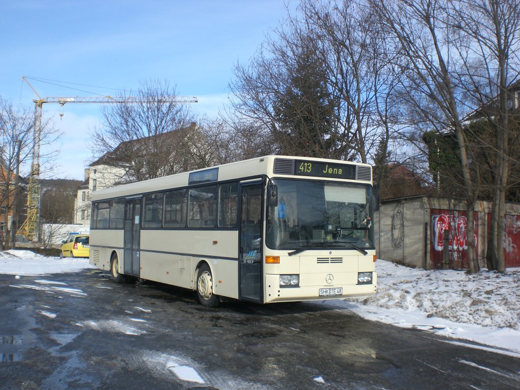 Mercedes-Benz O 407 auf der Linie 413 nahe der Haltestelle Steinweg.