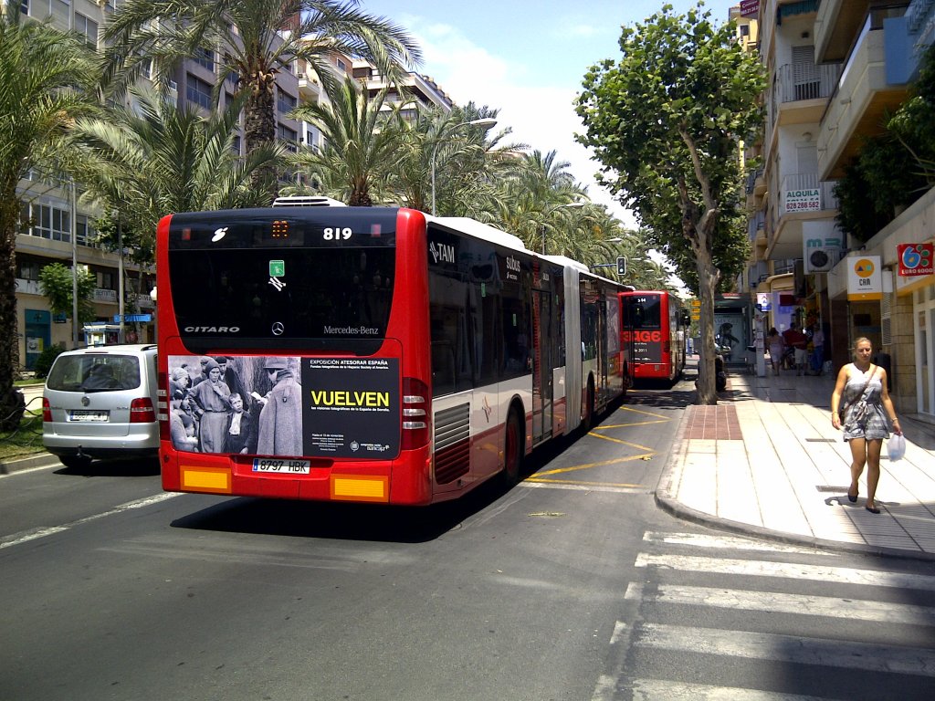 Mercedes-Benz O 530 G (Citaro) mit der Wagennummer 819 fährt zur Haltestelle Muntanyeta-Soto in Alicante am 23.07.2011.