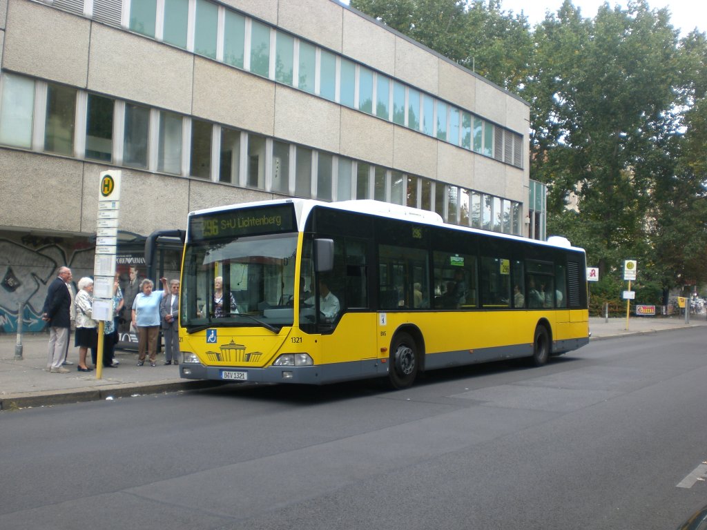 Mercedes-Benz O 530 I (Citaro) auf der Linie 296 nach S+U Bahnhof Lichtenberg am U-Bahnhof Friedrichsfelde.