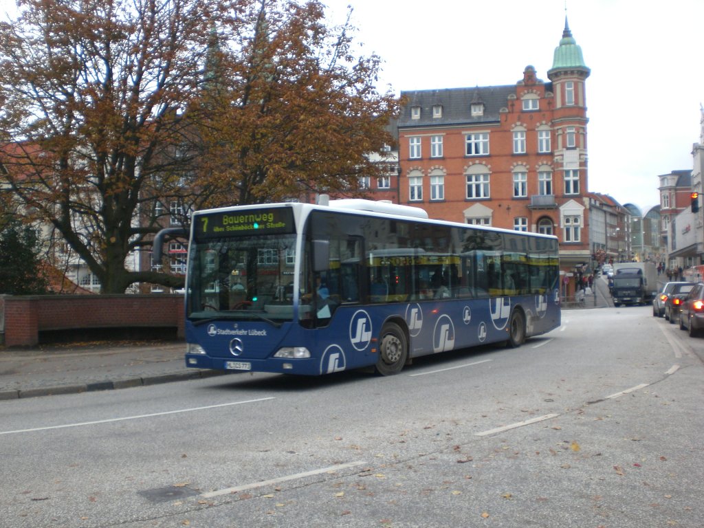 Mercedes-Benz O 530 I (Citaro) auf der Linie 7 nach Bauernweg an der Haltestelle Holstentorplatz.