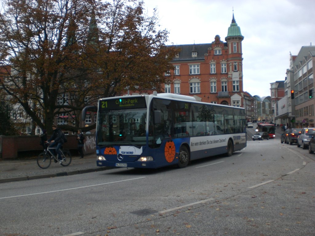 Mercedes-Benz O 530 I (Citaro) auf der Linie 21 nach CITTI-Park Herrenholz an der Haltestelle Holstentorplatz.