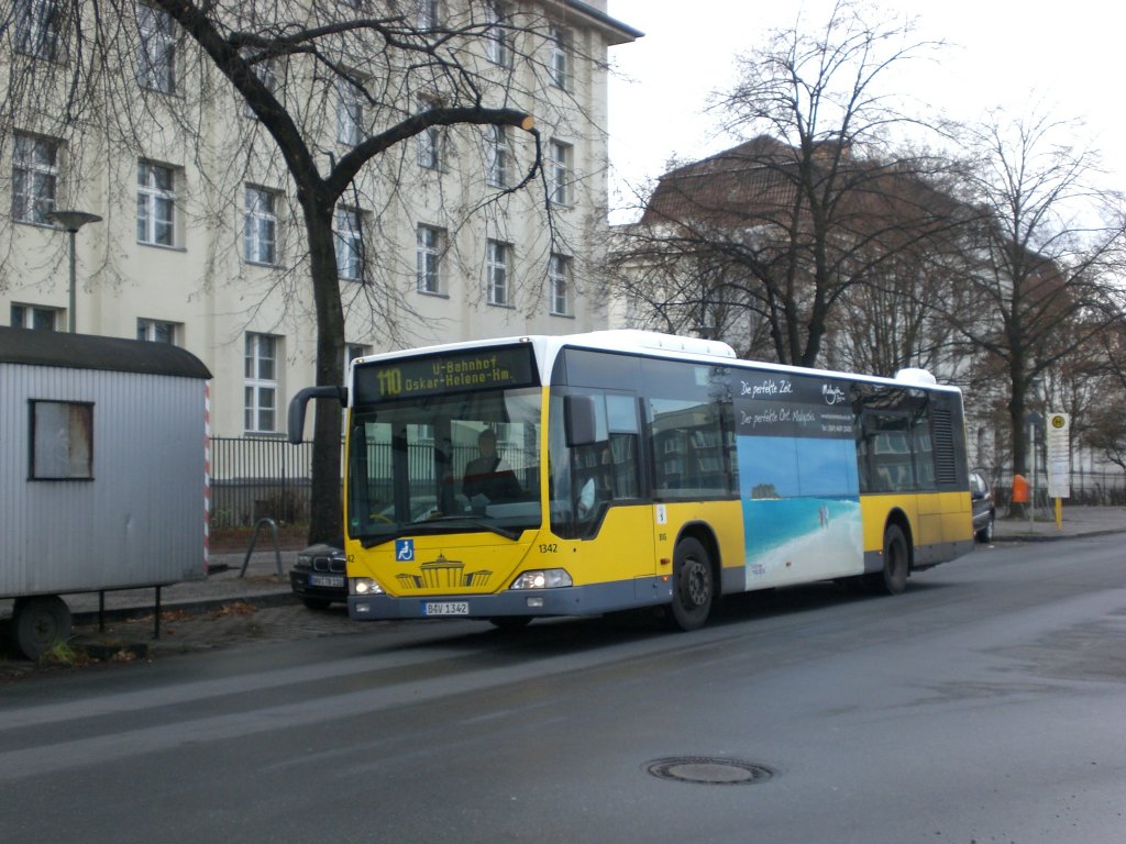 Mercedes-Benz O 530 I (Citaro) auf der Linie 110 nach U-Bahnhof Oskar-Helene-Heim an der Haltestelle Hertzallee.