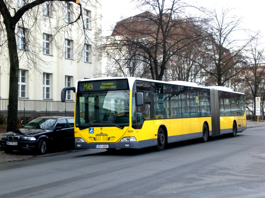 Mercedes-Benz O 530 I (Citaro) auf der Linie M49 nach Staaken Reimerweg an der Haltestelle Hertzallee.