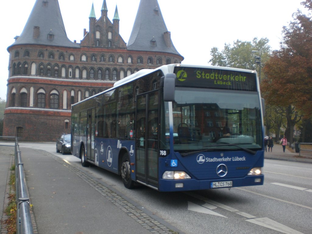 Mercedes-Benz O 530 I (Citaro) auf Betriebsfahrt an der Haltestelle Holstentorplatz.