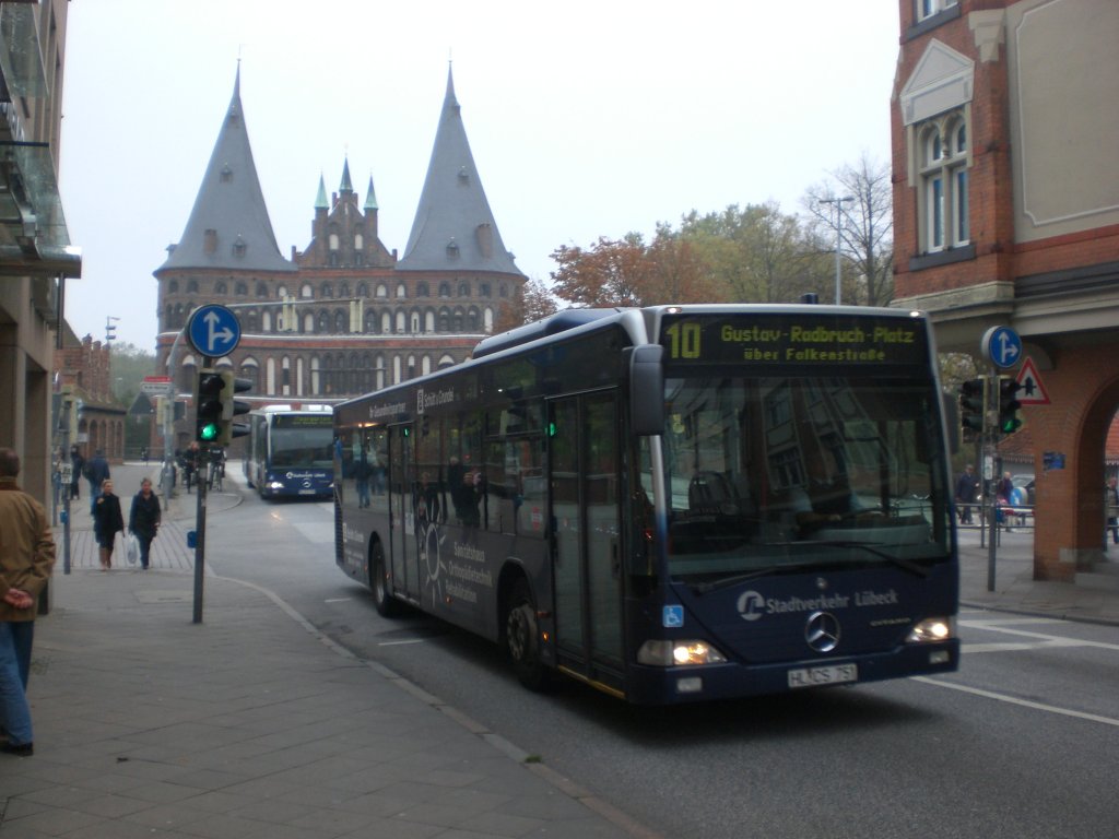 Mercedes-Benz O 530 I (Citaro) auf der Linie 10 nach Gustav-Radbruch-Platz an der Haltestelle Holstentorplatz.