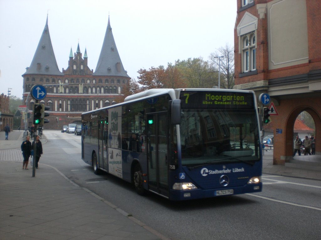 Mercedes-Benz O 530 I (Citaro) auf der Linie 7 nach Moorgarten an der Haltestelle Holstentorplatz.
