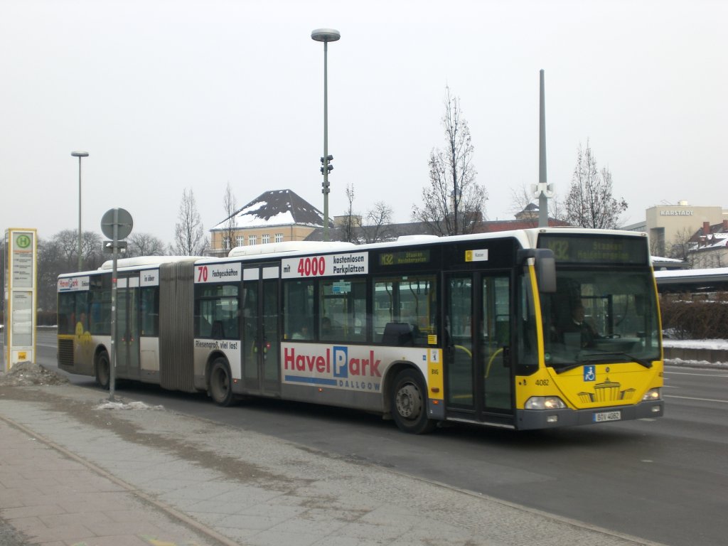 Mercedes-Benz O 530 I (Citaro) auf der Linie M32 nach Staaken Heidebergplan am S+U Bahnhof Rathaus Spandau.