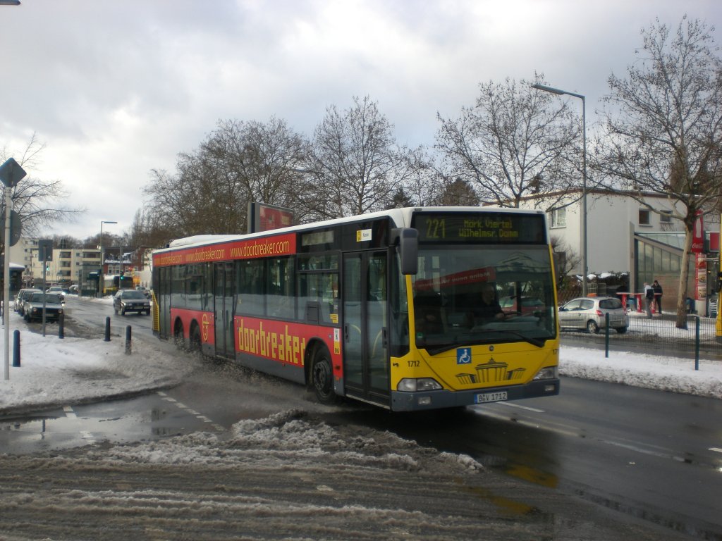 Mercedes-Benz O 530 I (Citaro) auf der Linie 221 nach Mrkisches Viertel Wilhemsruher Damm am S+U Bahnhof Wittenau.