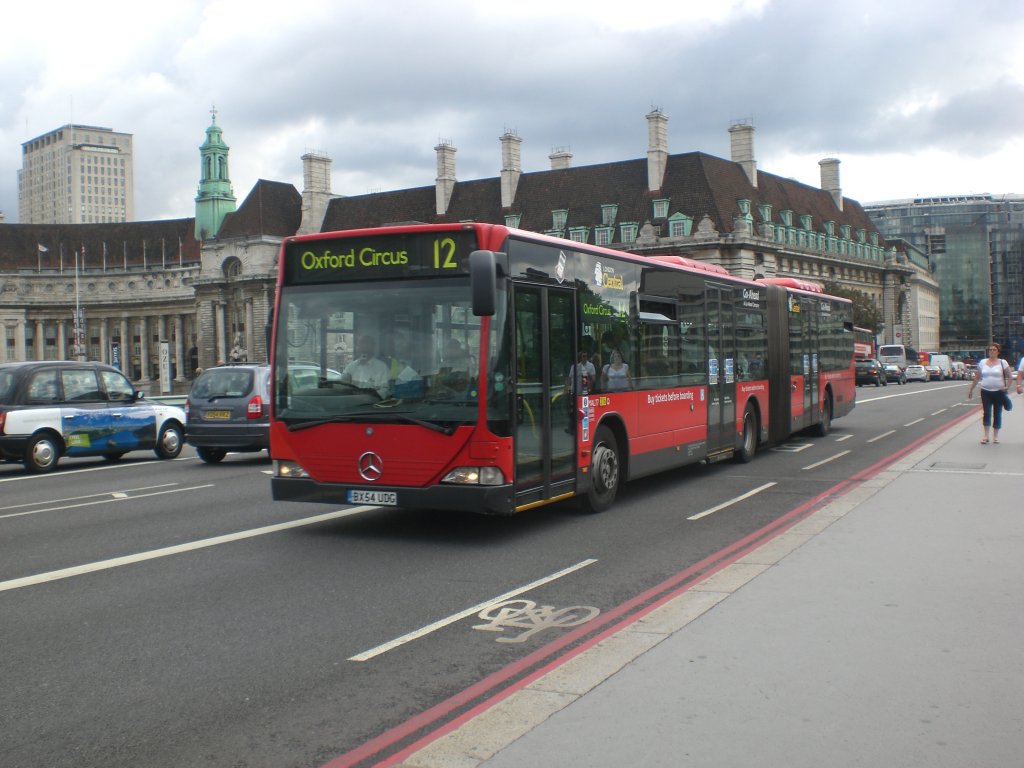 Mercedes-Benz O 530 I (Citaro) auf der Linie 12 nach Oxford Circus auf der Westminster Bridge.