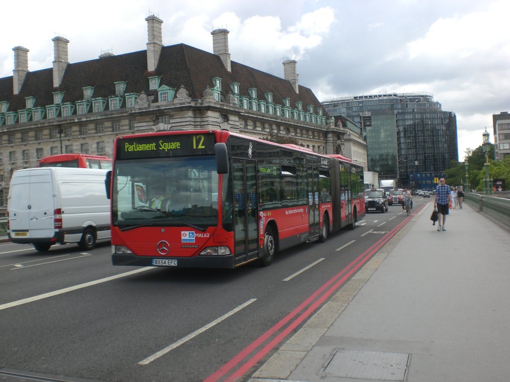 Mercedes-Benz O 530 I (Citaro) auf der Linie 12 nach Parlament Square auf der Westminster Bridge.